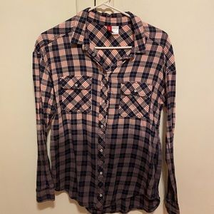 **SOLD** 
H&M flannel 🧚🏼‍♀️ 3/$15